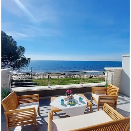Lucia Apartman *
