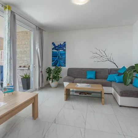 Lucia Apartament *
